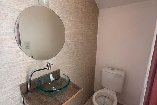 Banheiro de casa de condomínio para alugar com 2 quartos, 100m² em Jardim Colibri, Cotia