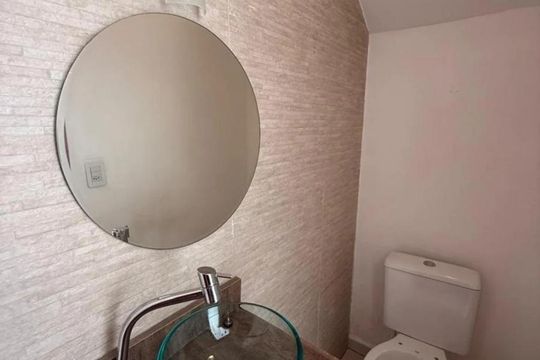 Banheiro de casa de condomínio para alugar com 2 quartos, 100m² em Jardim Colibri, Cotia