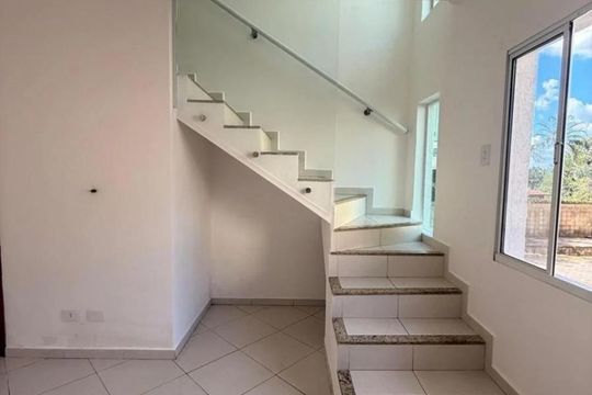 Sala de casa de condomínio para alugar com 2 quartos, 100m² em Jardim Colibri, Cotia