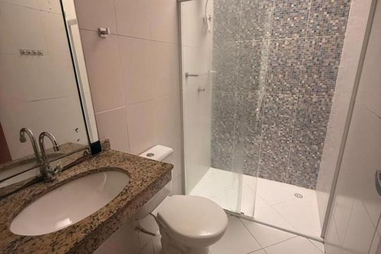 Banheiro de casa de condomínio para alugar com 2 quartos, 100m² em Jardim Colibri, Cotia