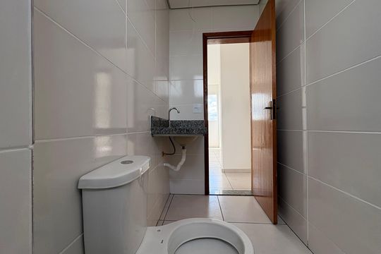Banheiro de apartamento para alugar com 2 quartos, 49m² em Santa Marta, Ribeirão das Neves
