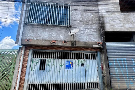 Placa instalada na fachada do imovel de casa para alugar com 3 quartos, 180m² em Jardim Sao Domingos, Guarulhos