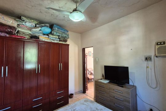 Quarto 1 de casa à venda com 2 quartos, 67m² em Irajá, Rio de Janeiro