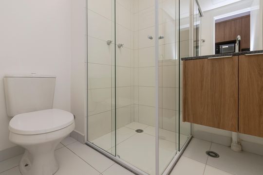 Banheiro de kitnet/studio para alugar com 1 quarto, 26m² em Vila Cordeiro, São Paulo