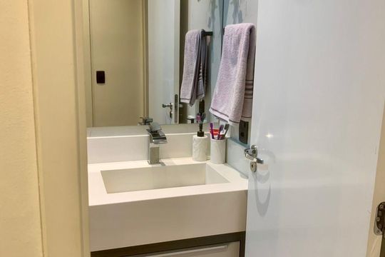 Banheiro de apartamento à venda com 2 quartos, 49m² em Alphaville Empresarial, Barueri