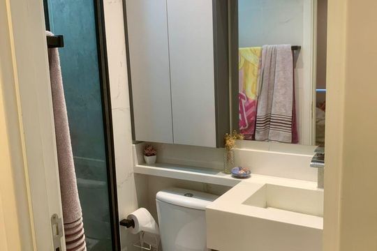 Banheiro de apartamento à venda com 2 quartos, 49m² em Alphaville Empresarial, Barueri