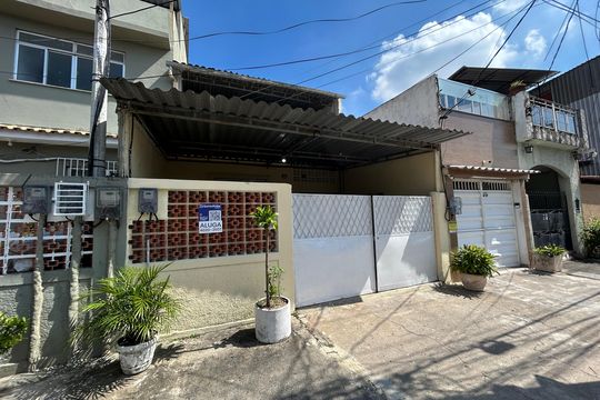 Fachada+ plaquinha de casa para alugar com 1 quarto, 70m² em Osvaldo Cruz, Rio de Janeiro