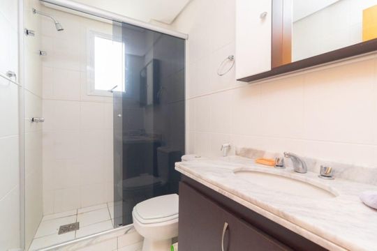 Banheiro 1 de apartamento para alugar com 2 quartos, 78m² em Azenha, Porto Alegre