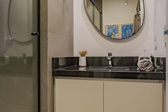 Banheiro de kitnet/studio para alugar com 1 quarto, 25m² em Rio Branco, Porto Alegre