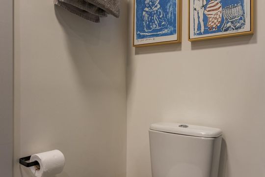 Banheiro de kitnet/studio para alugar com 1 quarto, 25m² em Rio Branco, Porto Alegre
