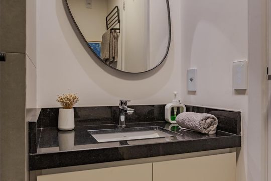Banheiro de kitnet/studio para alugar com 1 quarto, 25m² em Rio Branco, Porto Alegre