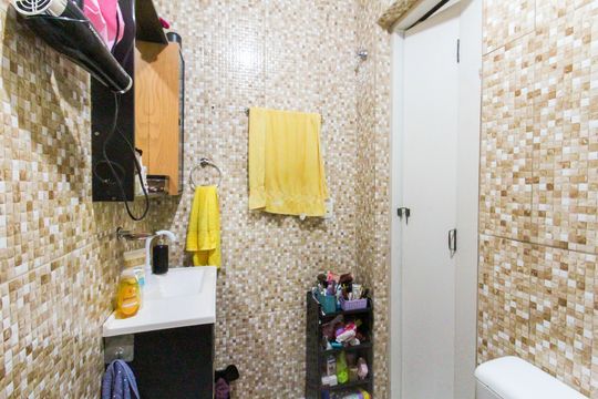 Banheiro de casa de condomínio à venda com 2 quartos, 83m² em Mato Grande, Canoas