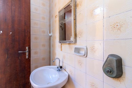 Banheiro de Serviço de casa à venda com 3 quartos, 120m² em Vila Vitorio Mazzei, São Paulo
