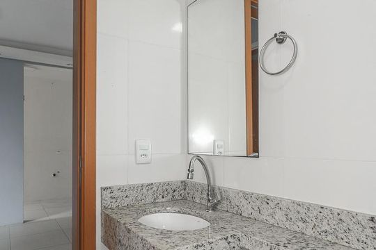 Banheiro de apartamento à venda com 2 quartos, 60m² em Morro Santana, Porto Alegre