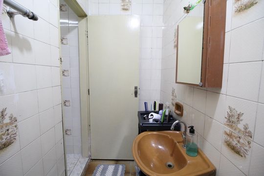 Banheiro de casa à venda com 1 quarto, 275m² em Taboão, Diadema