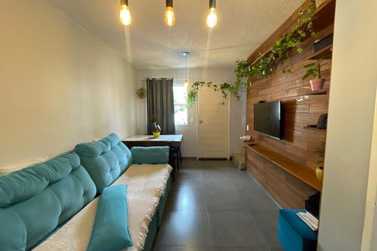 Sala de casa de condomínio à venda com 2 quartos, 105m² em Canudos, Novo Hamburgo