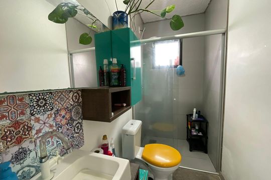 Banheiro social de casa de condomínio à venda com 2 quartos, 105m² em Canudos, Novo Hamburgo