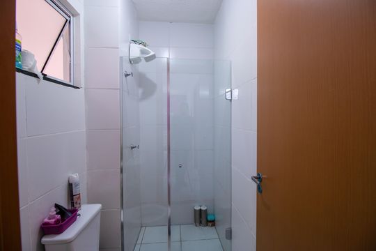 Banheiro de apartamento para alugar com 2 quartos, 45m² em Rio Cotia, Cotia