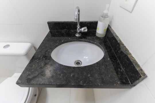 Banheiro social de apartamento à venda com 1 quarto, 33m² em Vila Campanela, São Paulo