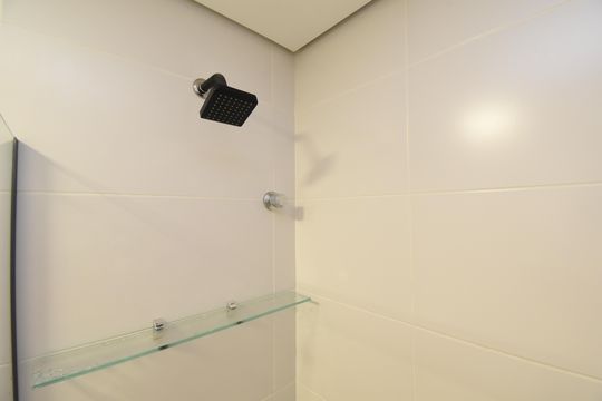 Banheiro de kitnet/studio para alugar com 1 quarto, 38m² em Centro, Curitiba
