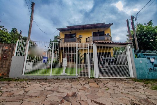 Fachada de casa para alugar com 7 quartos, 450m² em Jardim Lindóia, Porto Alegre