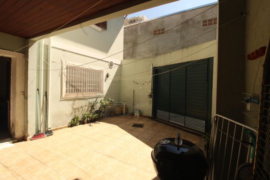 Quintal/garagem de casa à venda com 4 quartos, 160m² em Cambuci, São Paulo
