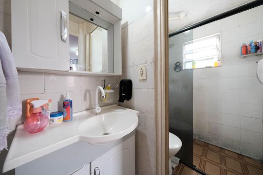 Banheiro de apartamento à venda com 2 quartos, 57m² em Conjunto Habitacional Padre Manoel de Paiva, São Paulo