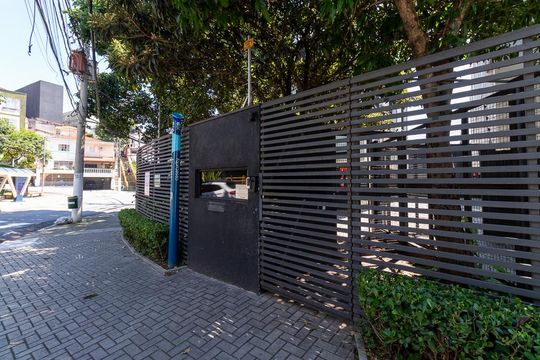 Fachada de casa de condomínio à venda com 2 quartos, 154m² em Vila Ipojuca, São Paulo