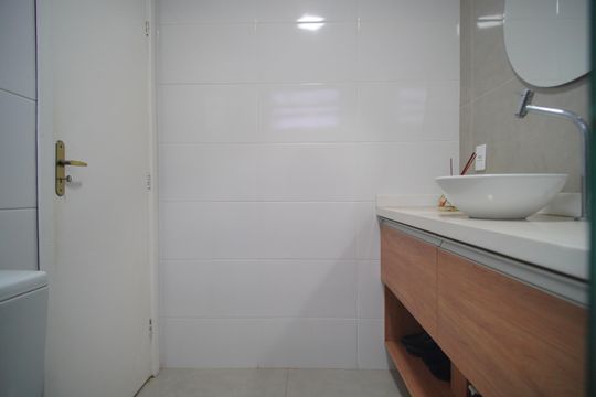Banheiro de apartamento à venda com 1 quarto, 51m² em Centro, São Leopoldo