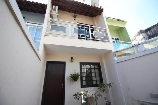 Fachada de casa para alugar com 2 quartos, 62m² em Curicica, Rio de Janeiro