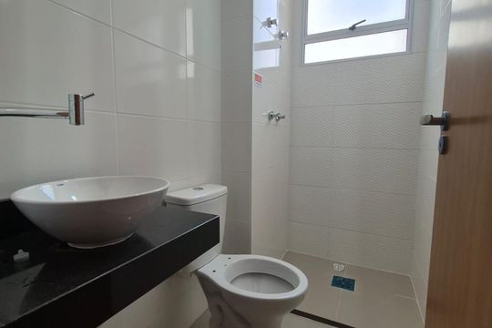 Banheiro de apartamento à venda com 2 quartos, 48m² em Engordadouro, Jundiaí