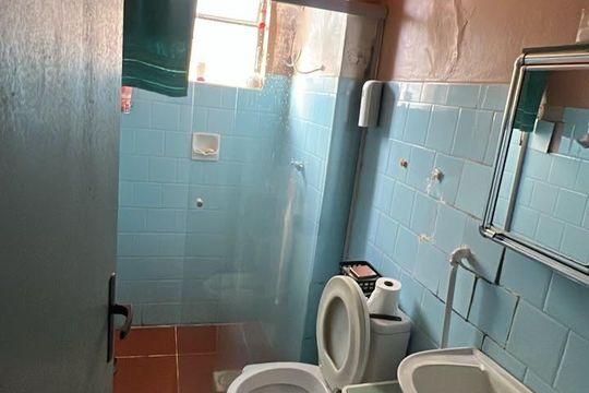 Banheiro de apartamento à venda com 2 quartos, 55m² em Santo Antônio, Porto Alegre