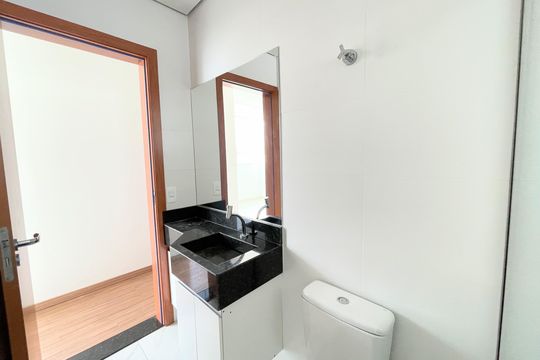 Banheiro social de apartamento à venda com 3 quartos, 70m² em Castelo, Belo Horizonte