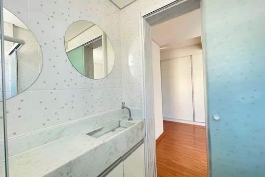 Banheiro suíte de apartamento à venda com 2 quartos, 126m² em Ouro Preto, Belo Horizonte