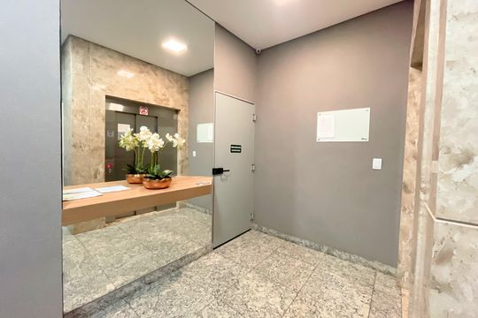 Hall de entrada de apartamento à venda com 2 quartos, 126m² em Ouro Preto, Belo Horizonte