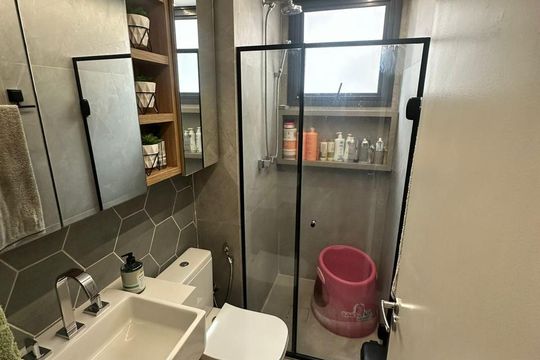 Banheiro de apartamento à venda com 2 quartos, 48m² em Centro, Osasco