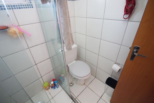 Banheiro de apartamento à venda com 2 quartos, 48m² em Diamante, Belo Horizonte