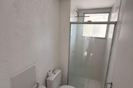 Banheiro de apartamento para alugar com 2 quartos, 40m² em Sarandi, Porto Alegre
