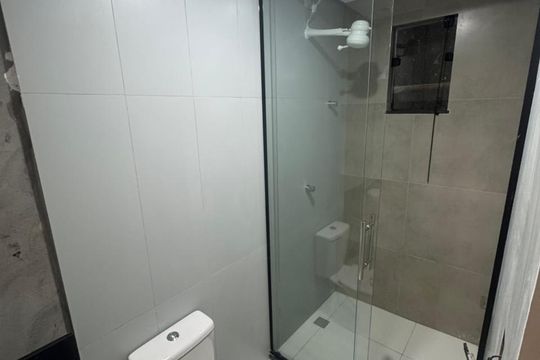 Banheiro de kitnet/studio para alugar com 1 quarto, 35m² em Piatã, Salvador