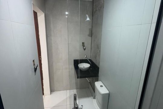 Banheiro de kitnet/studio para alugar com 1 quarto, 35m² em Piatã, Salvador