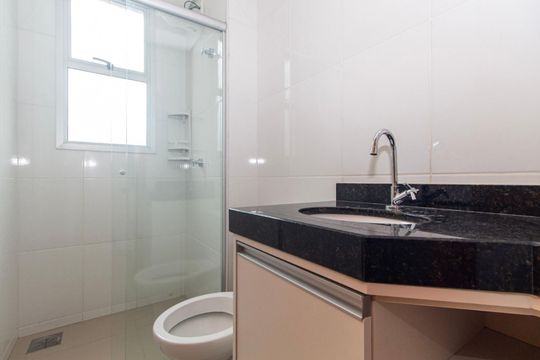 Banheiro 2 de apartamento à venda com 2 quartos, 62m² em Ouro Preto, Belo Horizonte