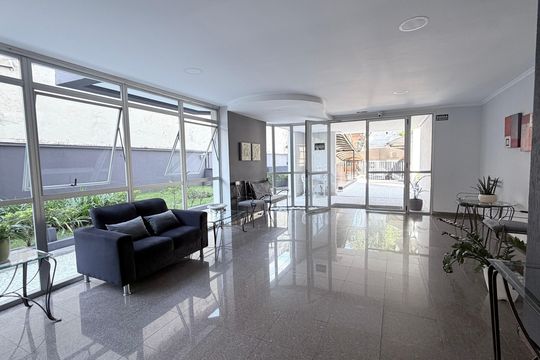 Hall de entrada de apartamento à venda com 2 quartos, 51m² em Vila Bertioga, São Paulo