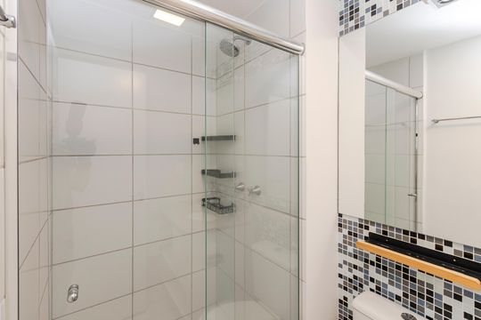 Banheiro de kitnet/studio para alugar com 1 quarto, 33m² em Chácara Santo Antônio (zona Sul), São Paulo