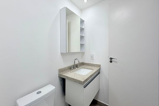 Banheiro  de kitnet/studio para alugar com 1 quarto, 25m² em Santo Amaro, São Paulo