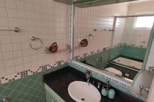 Banheiro de apartamento à venda com 1 quarto, 42m² em Tristeza, Porto Alegre
