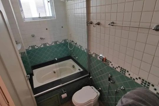 Banheiro de apartamento à venda com 1 quarto, 42m² em Tristeza, Porto Alegre