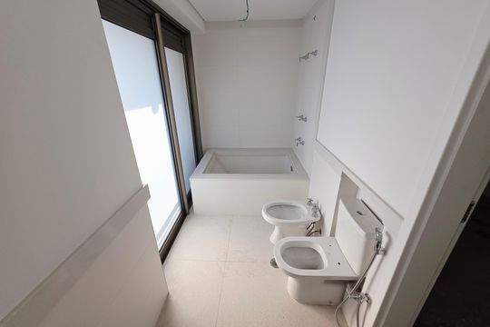 Banheiro de apartamento à venda com 3 quartos, 290m² em Vila Progredior, São Paulo