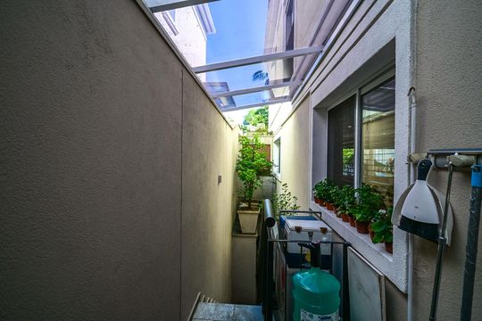Corredor Externo de casa de condomínio para alugar com 3 quartos, 420m² em Jardim Panorama, São Paulo