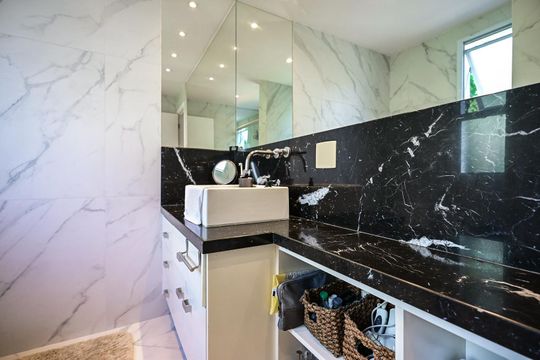 Banheiro Suíte 2 de casa de condomínio para alugar com 3 quartos, 420m² em Jardim Panorama, São Paulo