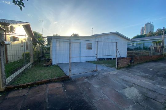 Fachada de casa à venda com 2 quartos, 70m² em Vila Nova, Novo Hamburgo